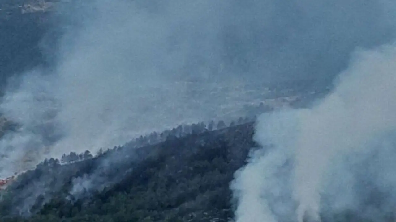 Un operativo de lucha contra incendios forestales trabaja en sofocar un fuego declarado cerca de Hecho (Huesca)