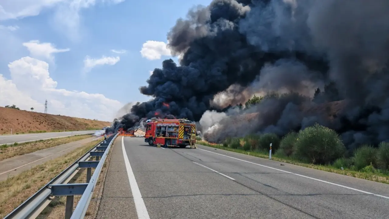 Un cami&oacute;n gr&uacute;a arde en la A-23 y obliga a desviar la circulaci&oacute;n por la N-234