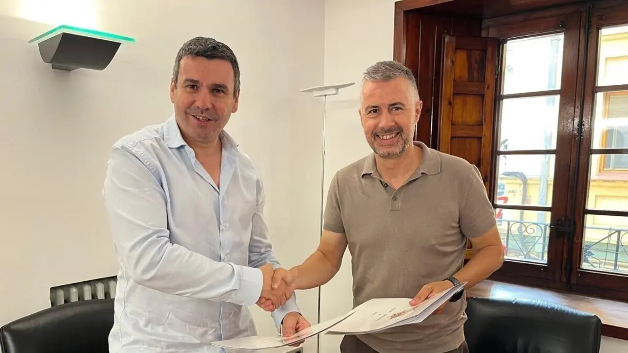 El alcalde de Jaca, Carlos Serrano; y el alcalde de Canfranc, Fernando S&aacute;nchez