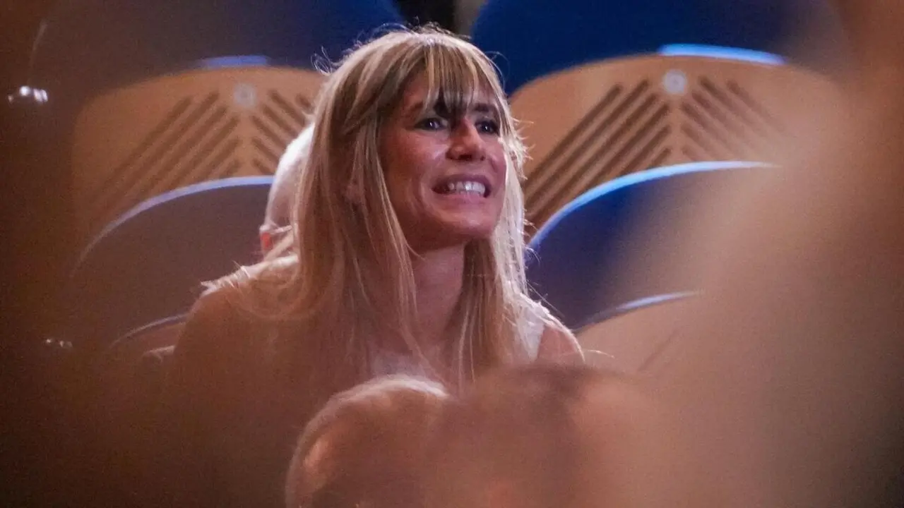 La mujer del presidente del Gobierno, Bego&ntilde;a G&oacute;mez, durante la entrega del Premio Donostia a Pedro Almod&oacute;var, en el Festival de Cine de San Sebasti&aacute;n
