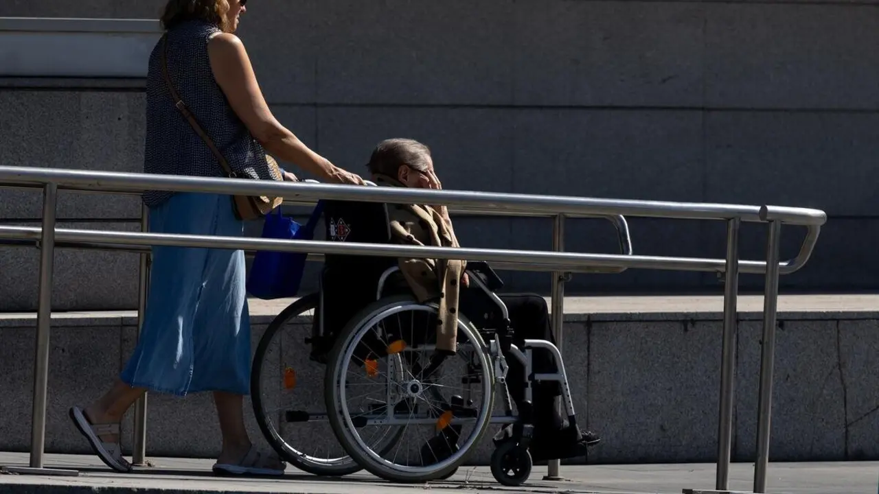 Una persona en silla de ruedas, a 16 de julio de 2025, en Madrid (Espa&ntilde;a).