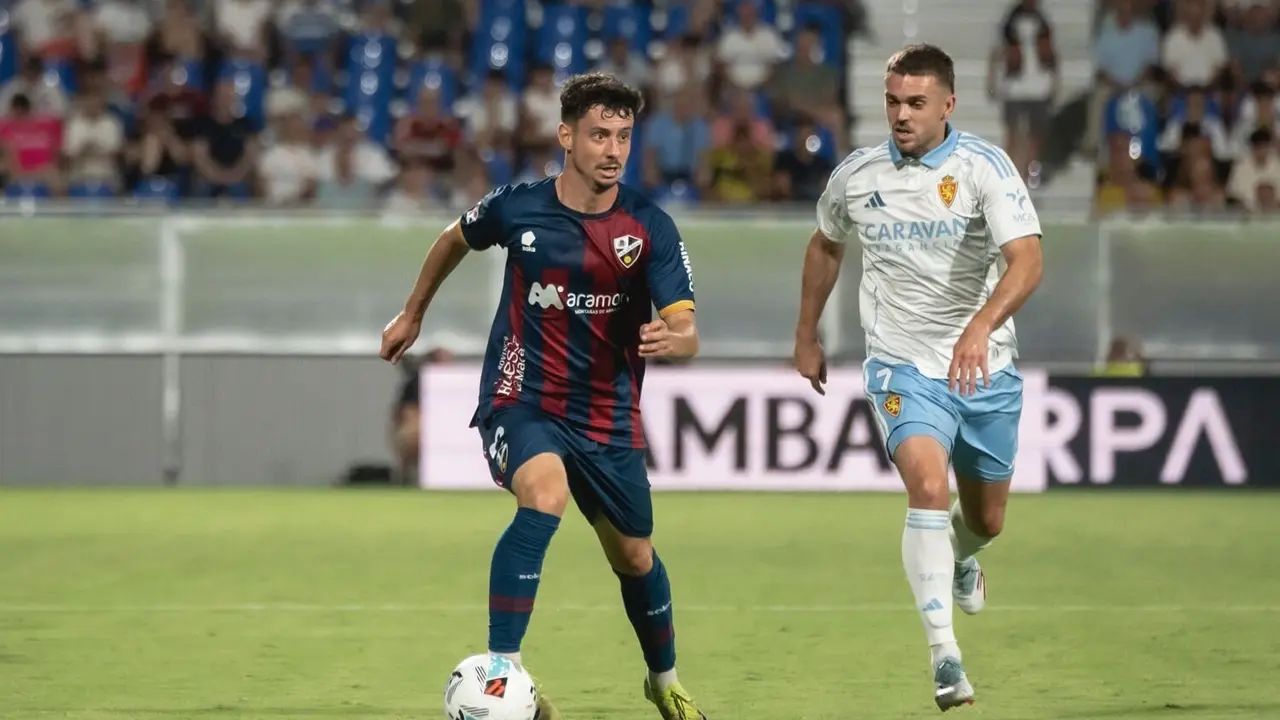 Toni Abad con la SD Huesca ante el Real Zaragoza / Marcos Cebri&aacute;n