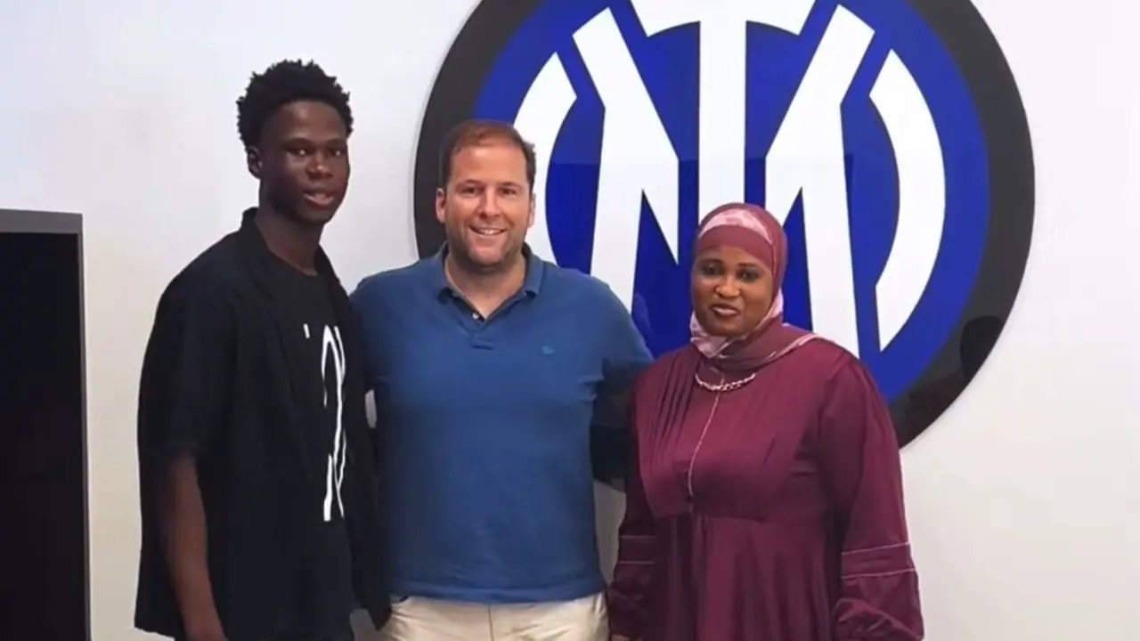 Amadu Konteh firmando su contrato con el Inter de Mil&aacute;n