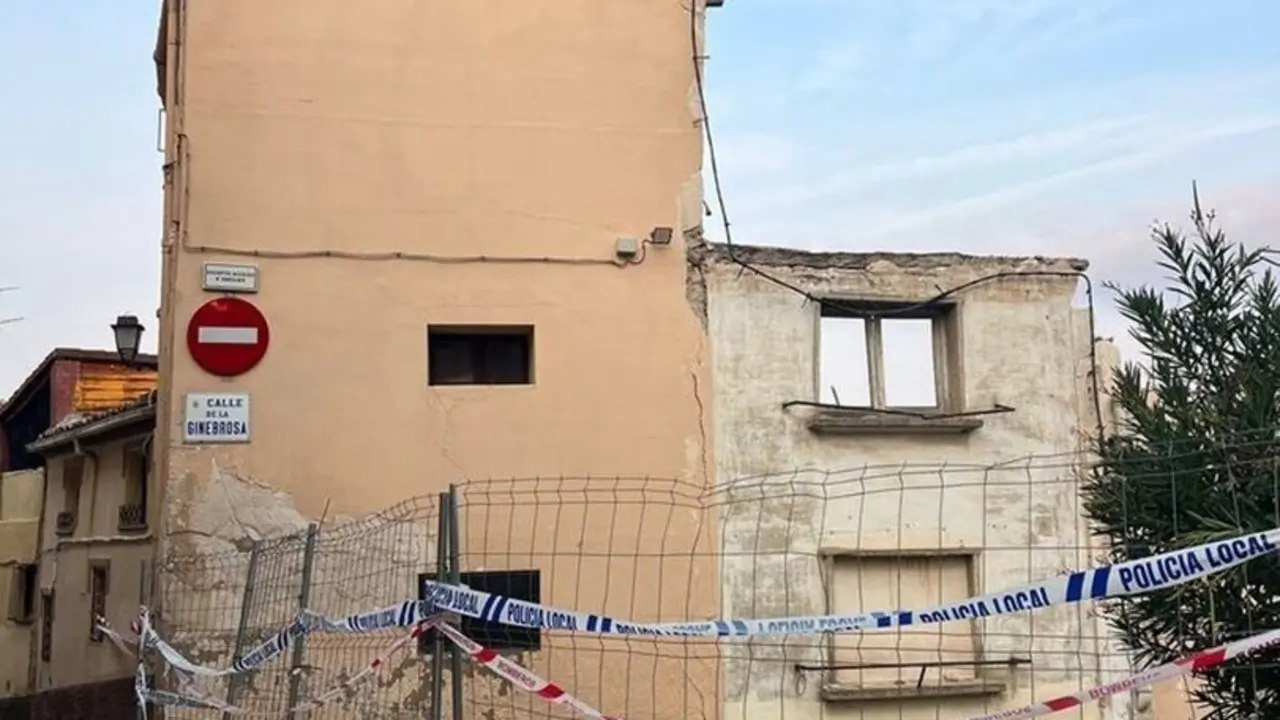La calle Ginebrosa ha sido acordonada tras el derrumbe