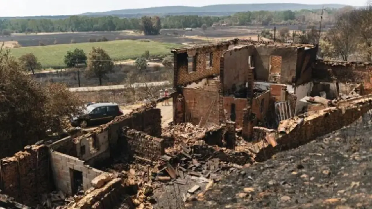 Una vivienda de Castrocalb&oacute;n, destruida por los incendios, en Castrocalb&oacute;n, Le&oacute;n