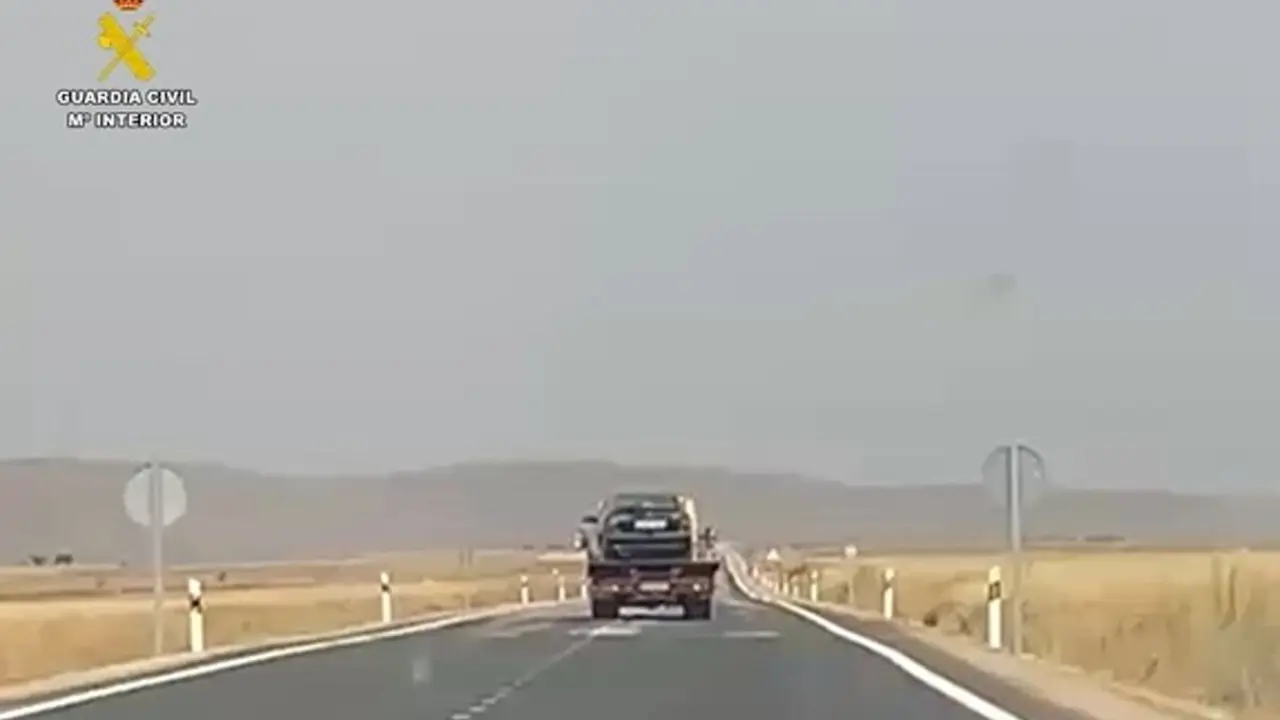 El conductor de la gr&uacute;a, circulando ebrio.
- GUARDIA CIVIL