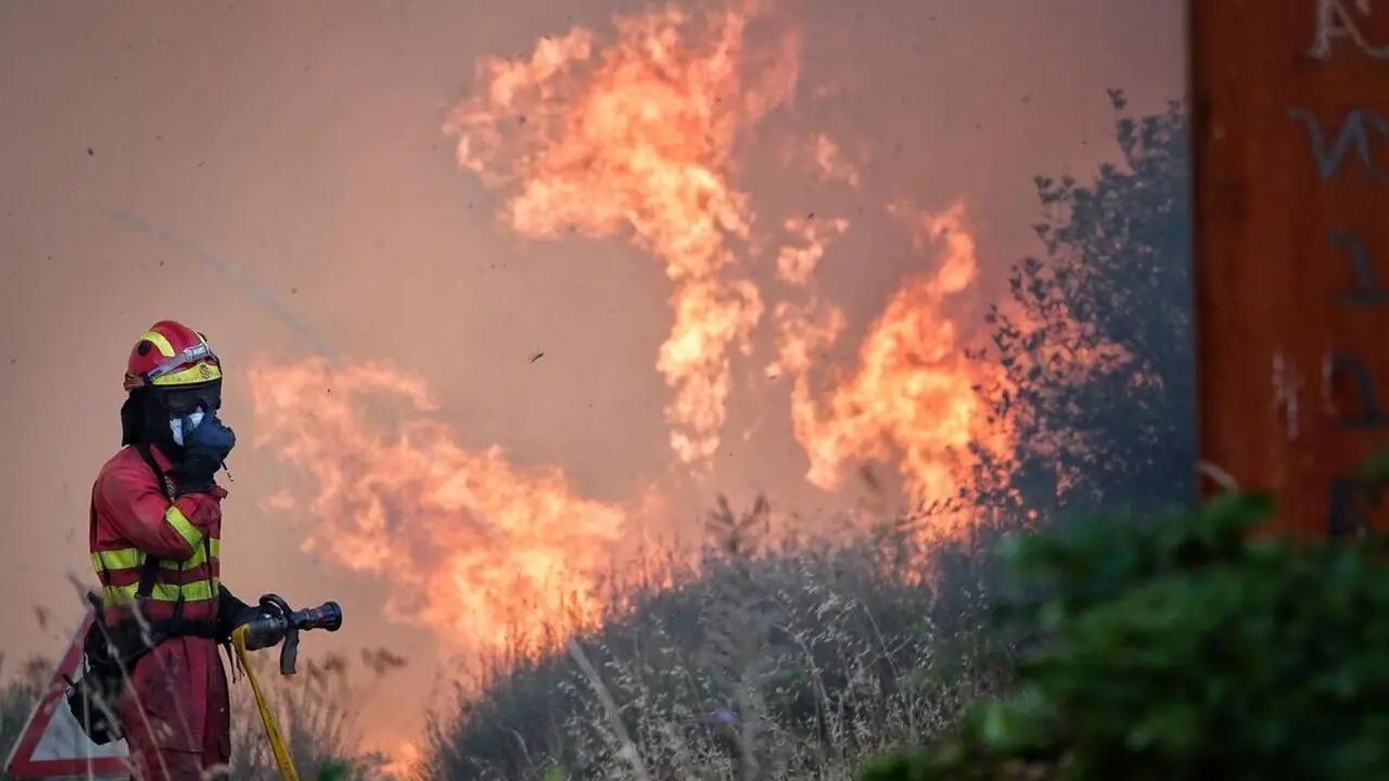 Un bombero trata de apagar el fuego, a 21 de agosto de 2025, en Anllarinos del Sil, Le&oacute;n, Castilla y Le&oacute;n (Espa&ntilde;a)