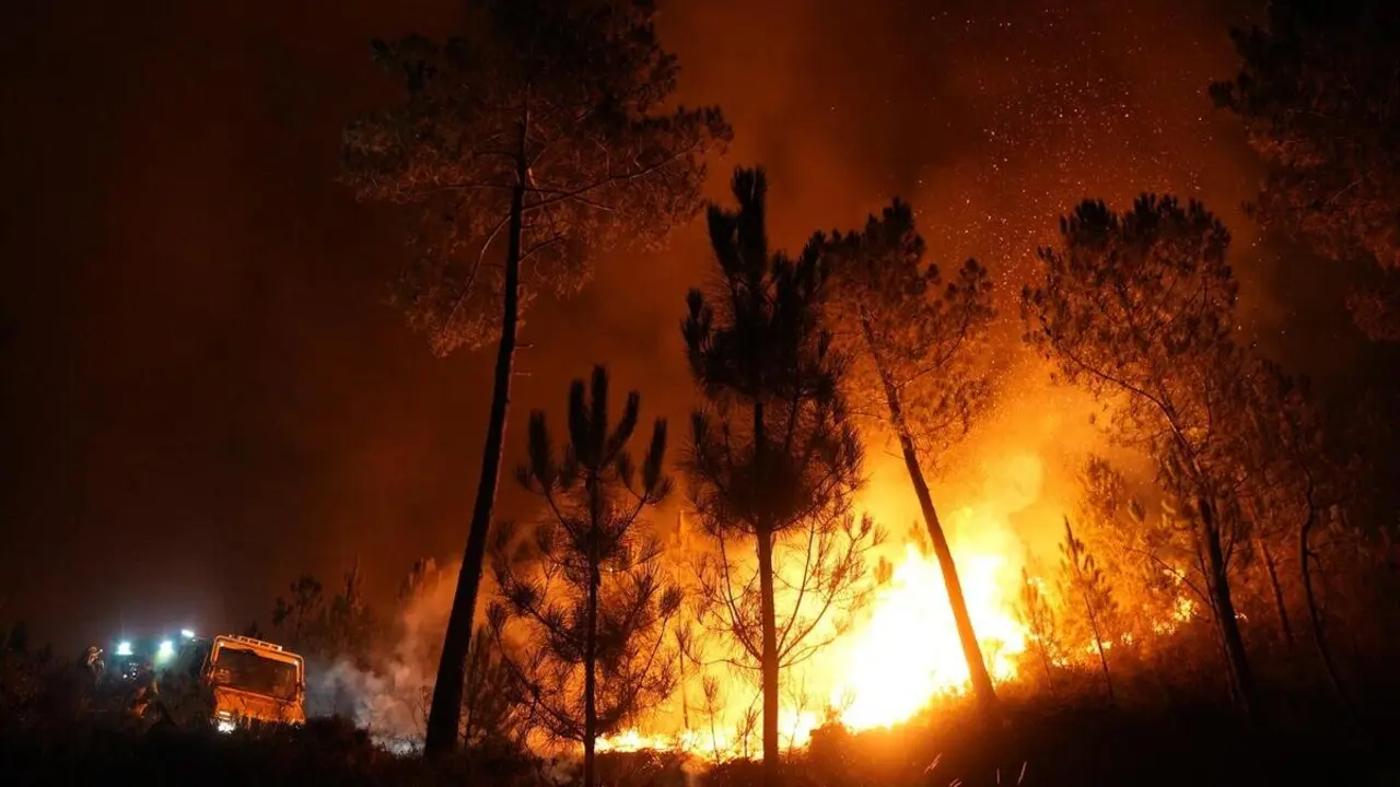 Vista del fuego en el Miradoiro do Alto da Picota, a 22 de agosto de 2025, en Os Peares, Ourense, Galicia (Espa&ntilde;a).
- Gustavo de la Paz - Europa Press