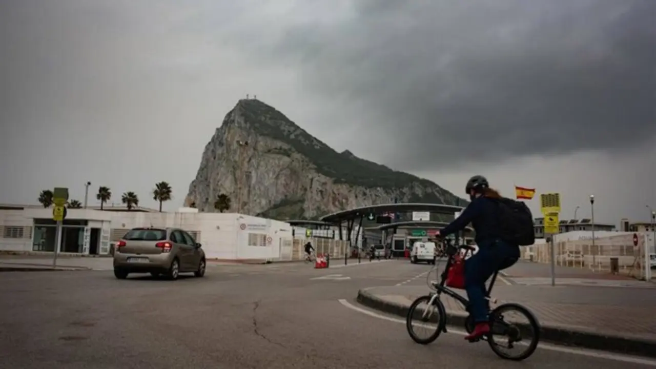 Espa&ntilde;a y Reino Unido prev&eacute;n retirar la verja de Gibraltar en enero de 2026