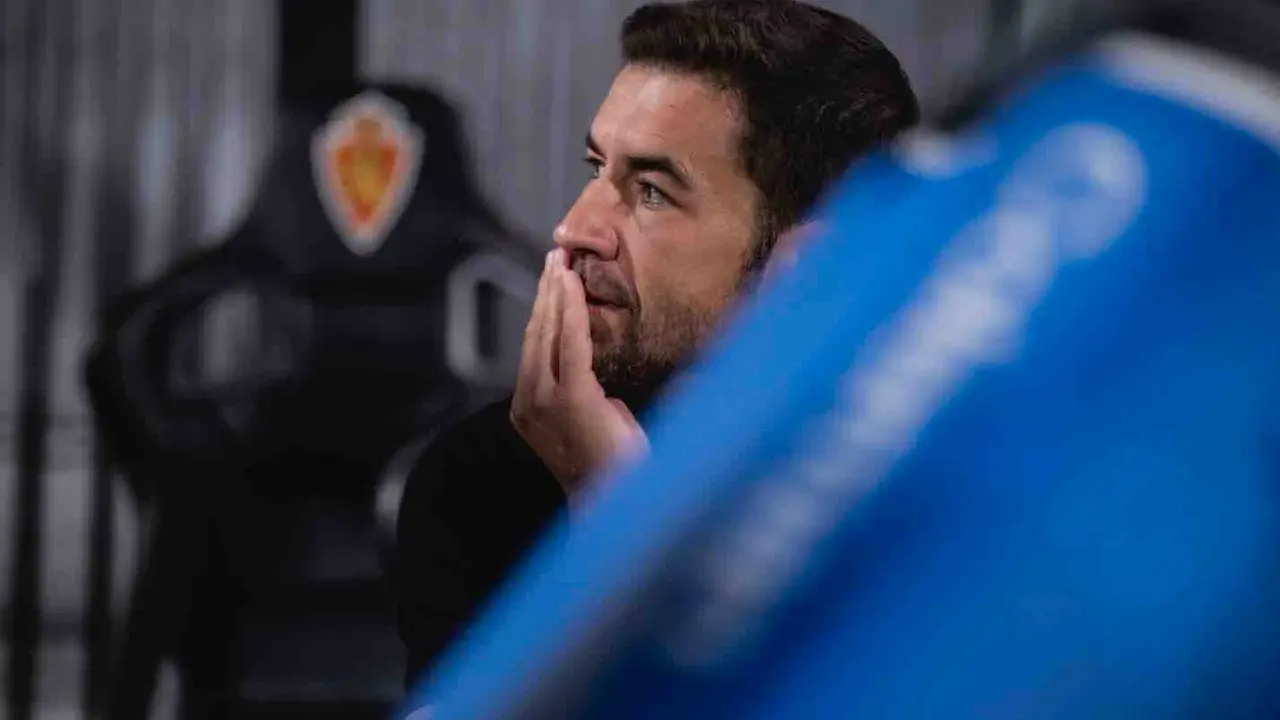 Gabi en el banquillo del Real Zaragoza / MARCOS CEBRI&Aacute;N