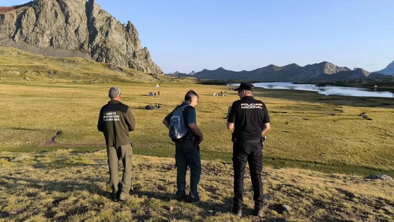 Agentes para la Protecci&oacute;n de la Naturaleza colaboran con la Guardia Civil y la Polic&iacute;a Nacional para controlar acampadas ilegales en el entorno del ib&oacute;n de Anayet. / GOBIERNO DE ARAG&Oacute;N