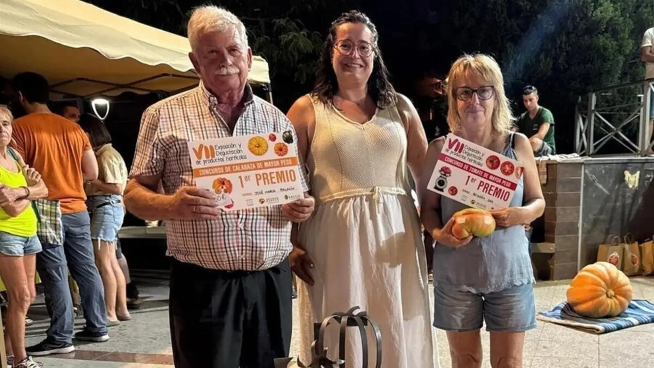 Una calabaza de 125 kg y un tomate de m&aacute;s de un kilo ganan en la Expo Ecol&oacute;gica de Bin&eacute;far (2)