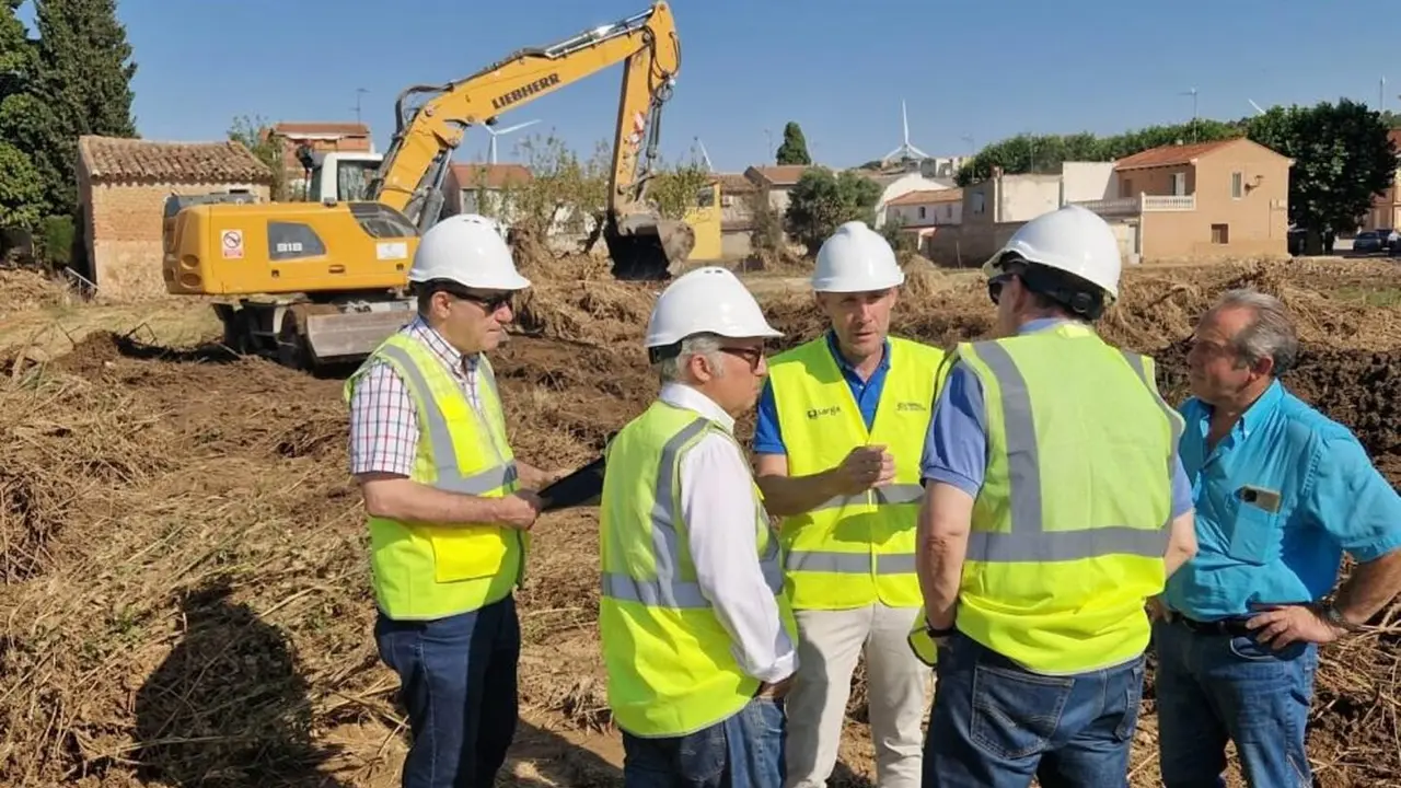 El consejero de Agricultura, Ganader&iacute;a y Alimentaci&oacute;n del Gobierno de Arag&oacute;n, Javier Rinc&oacute;n, en una visita a las zonas afectadas por las tormentas. / GOBIERNO DE ARAG&Oacute;N