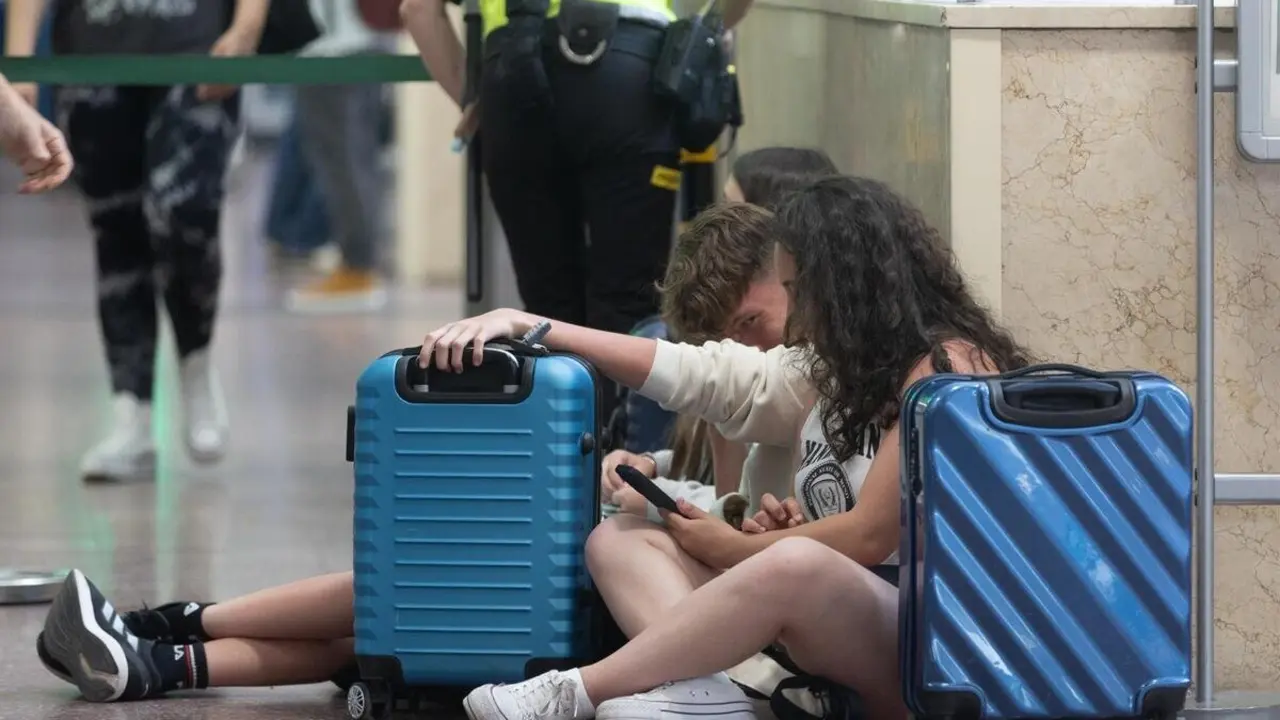 Varias personas con maletas en la estaci&oacute;n de Chamart&iacute;n, a 19 de junio de 2024, en Madrid (Espa&ntilde;a).