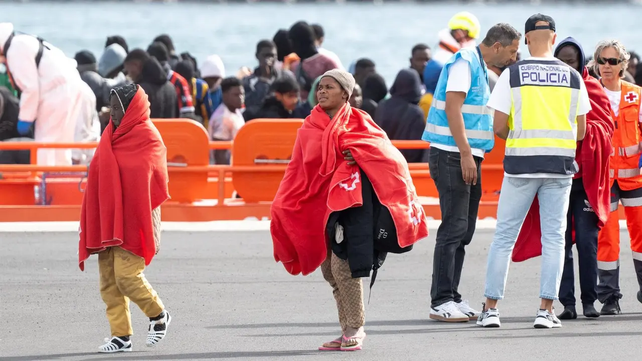 Varios servicios de emergencia atienden a migrantes reci&eacute;n rescatados de un cayuco, en Puerto Naos, a 4 de enero de 2025, en Arrecife, Lanzarote, Canarias (Espa&ntilde;a). / EP