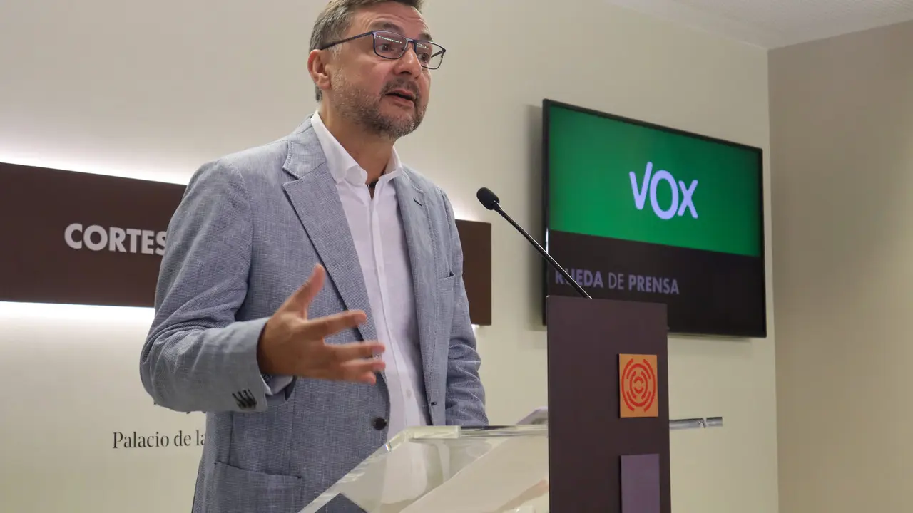 El diputado de Vox, Ferm&iacute;n Civiac, en una rueda de prensa en la Aljafer&iacute;a