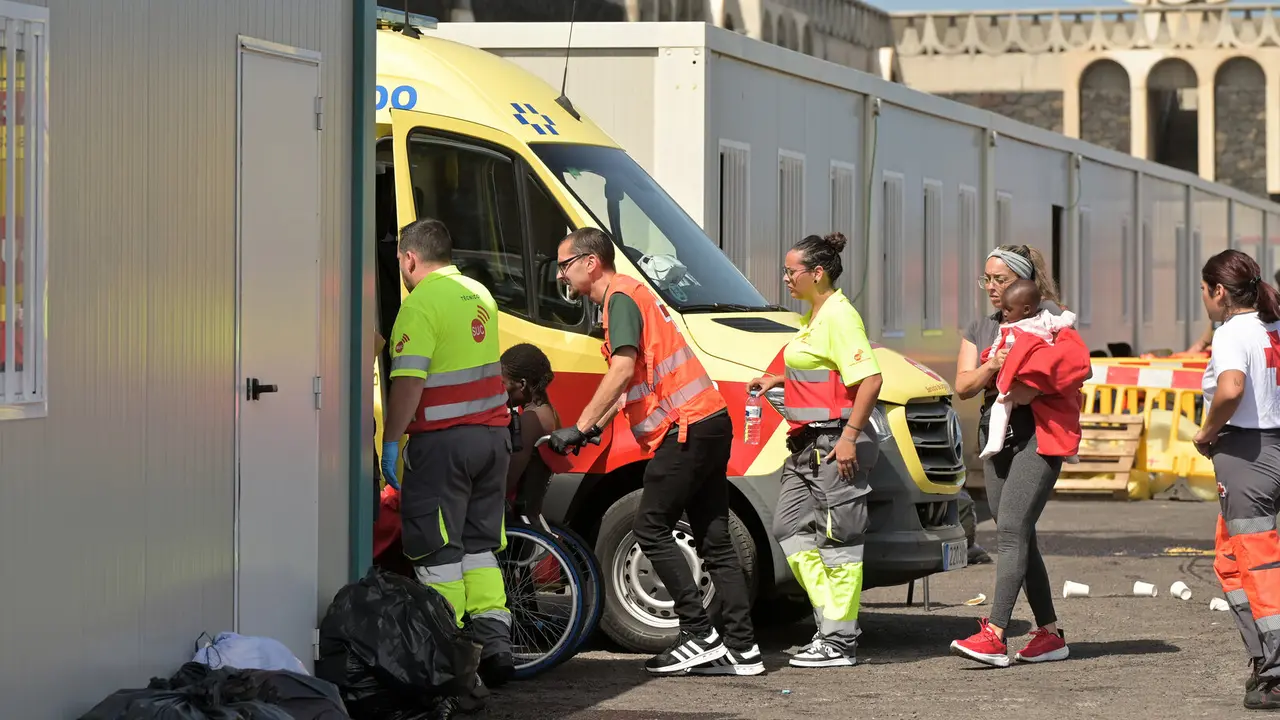Menores migrantes son rescatados al volcar un acuyo en El Hierro./ EP