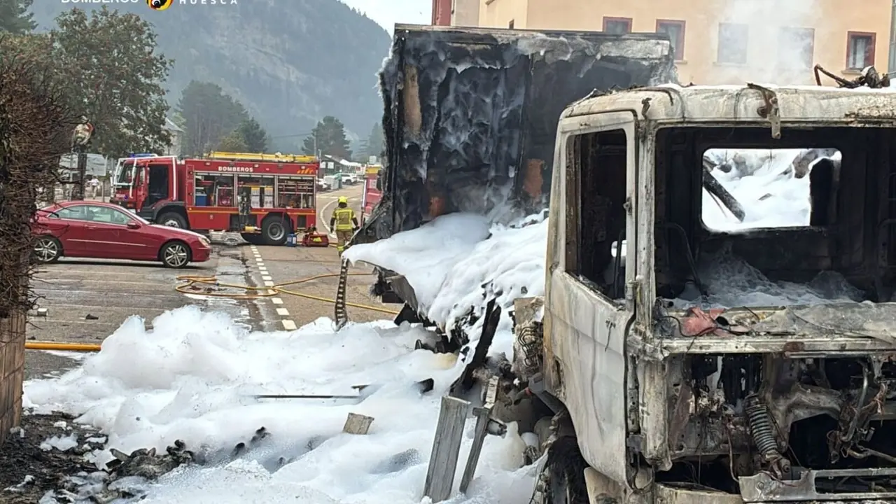 Incendiado un cami&oacute;n frigor&iacute;fico en la N-330 a su paso por Canfranc Estaci&oacute;n (Huesca). / DPH