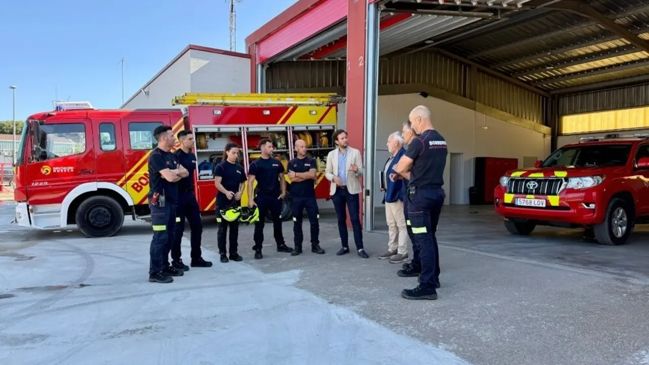 El presidente de la DPH, Isaac Claver, en el parque de bomberos./ DPH