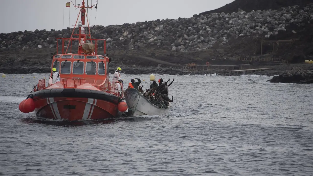 Un barco de Salvamento Mar&iacute;timo rescata a varios migrantes en un cayuco a su llegada al puerto de La Restinga, en El Hierro. /EP