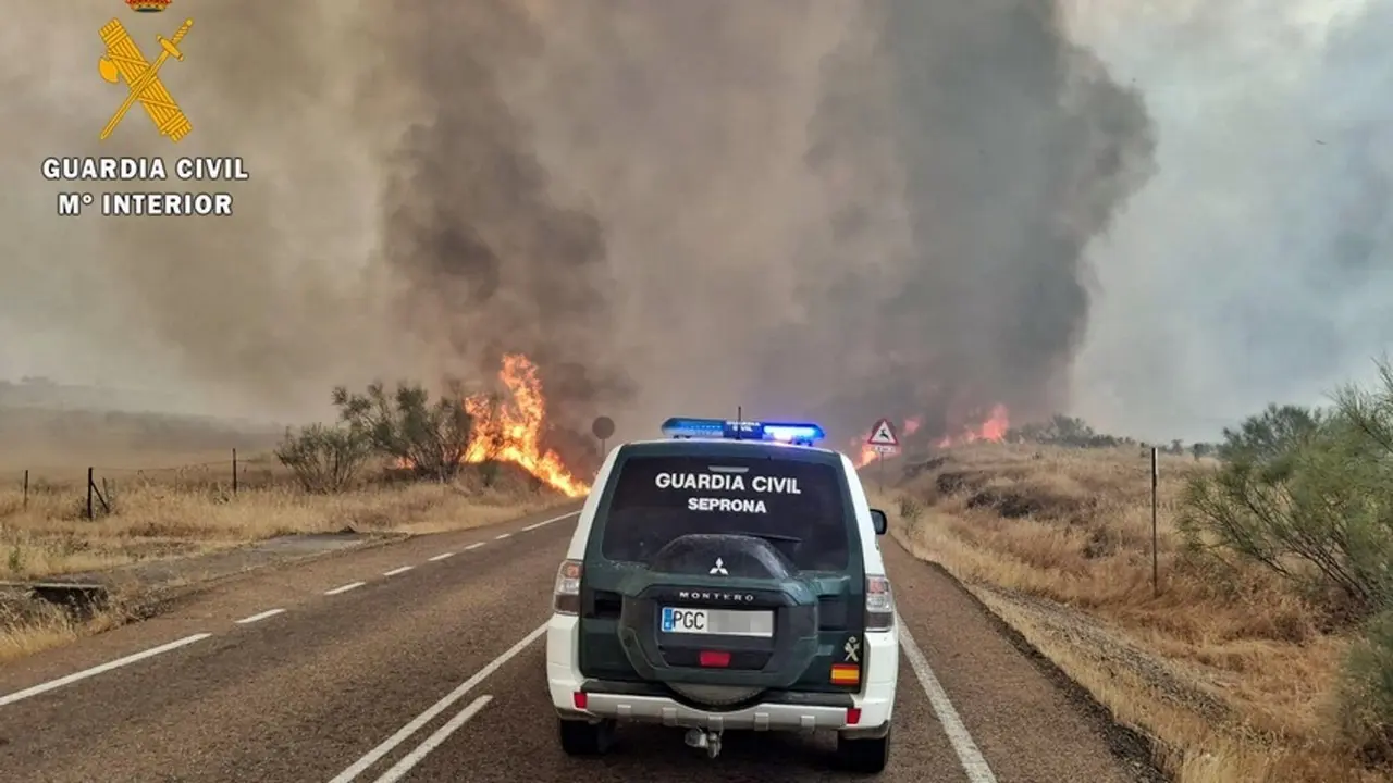 Un veh&iacute;culo de la Guardia Civil ante un incendio en una imagen de archivo. / GUARDIA CIVIL