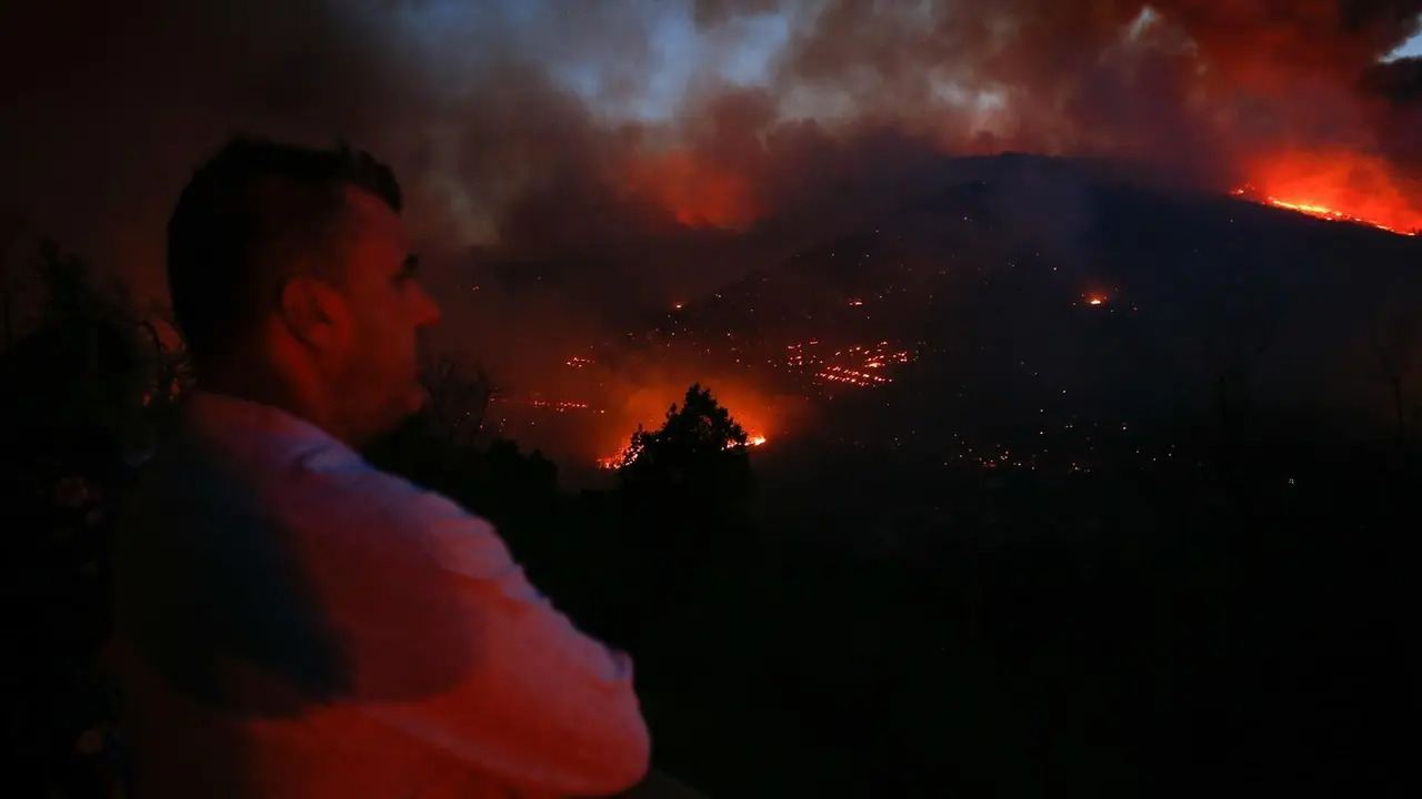 Vecinos ven el avance del fuego, a 25 de agosto de 2025, en A Pobra de Broll&oacute;n, Lugo, Galicia (Espa&ntilde;a). / EP