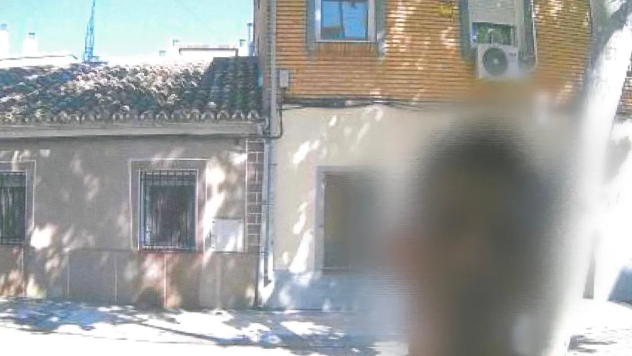 Imagen de una fotograf&iacute;a que tomaron desde la mirilla digital de su casa cuando el denunciado supuestamente les coaccionaba/ Cedida a H.A.