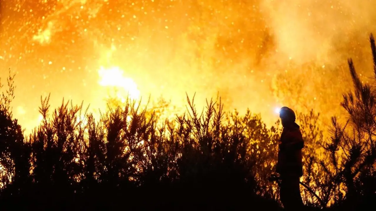 Un vecino ve el avance del fuego,
- Carlos Castro - Europa Press