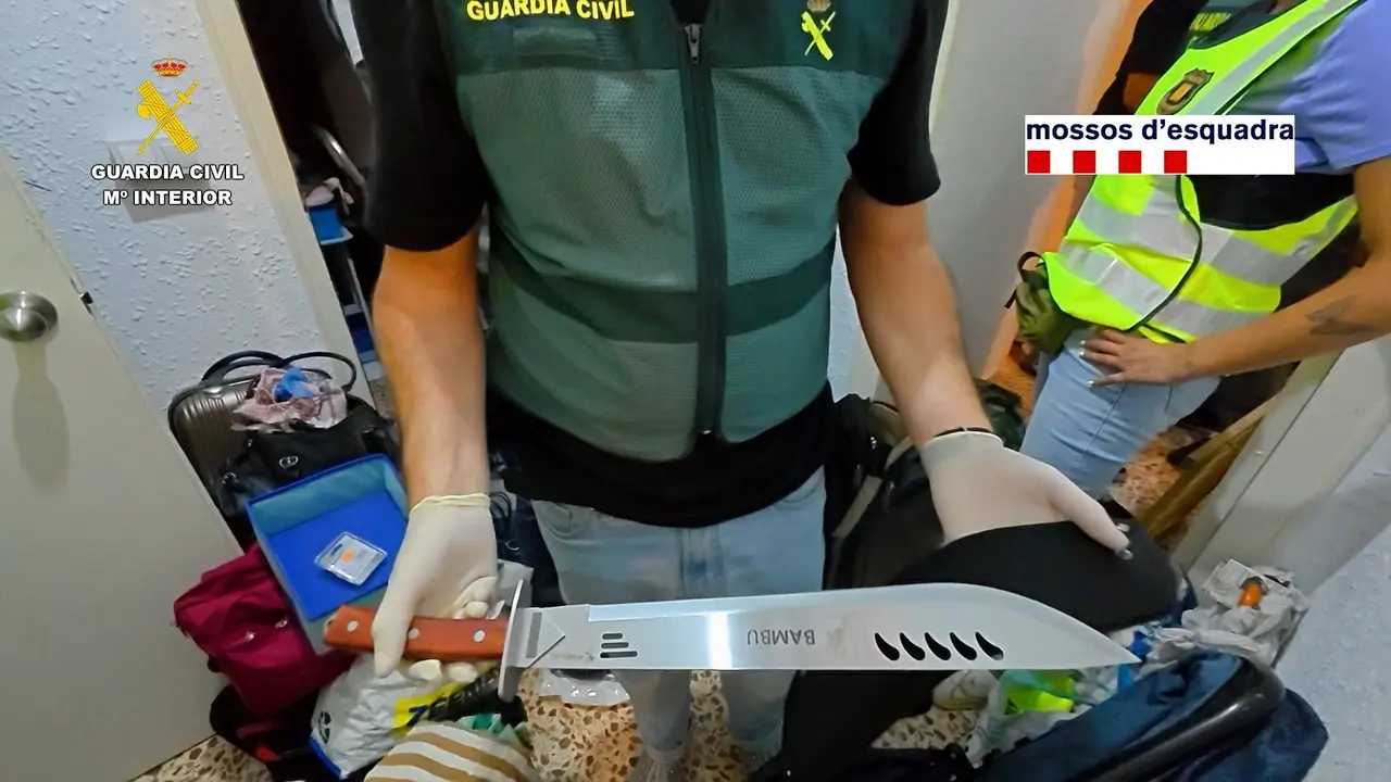 La Guardia Civil, en una operaci&oacute;n conjunta con los Mossos d'Escuadra, ha detenido a un hombre de 36 a&ntilde;os en la localidad de Martorell (Barcelona) acusado de un delito de adoctrinamiento terrorista y enaltecimiento del terrorismo yijadista. / GUARDIA CIVIL