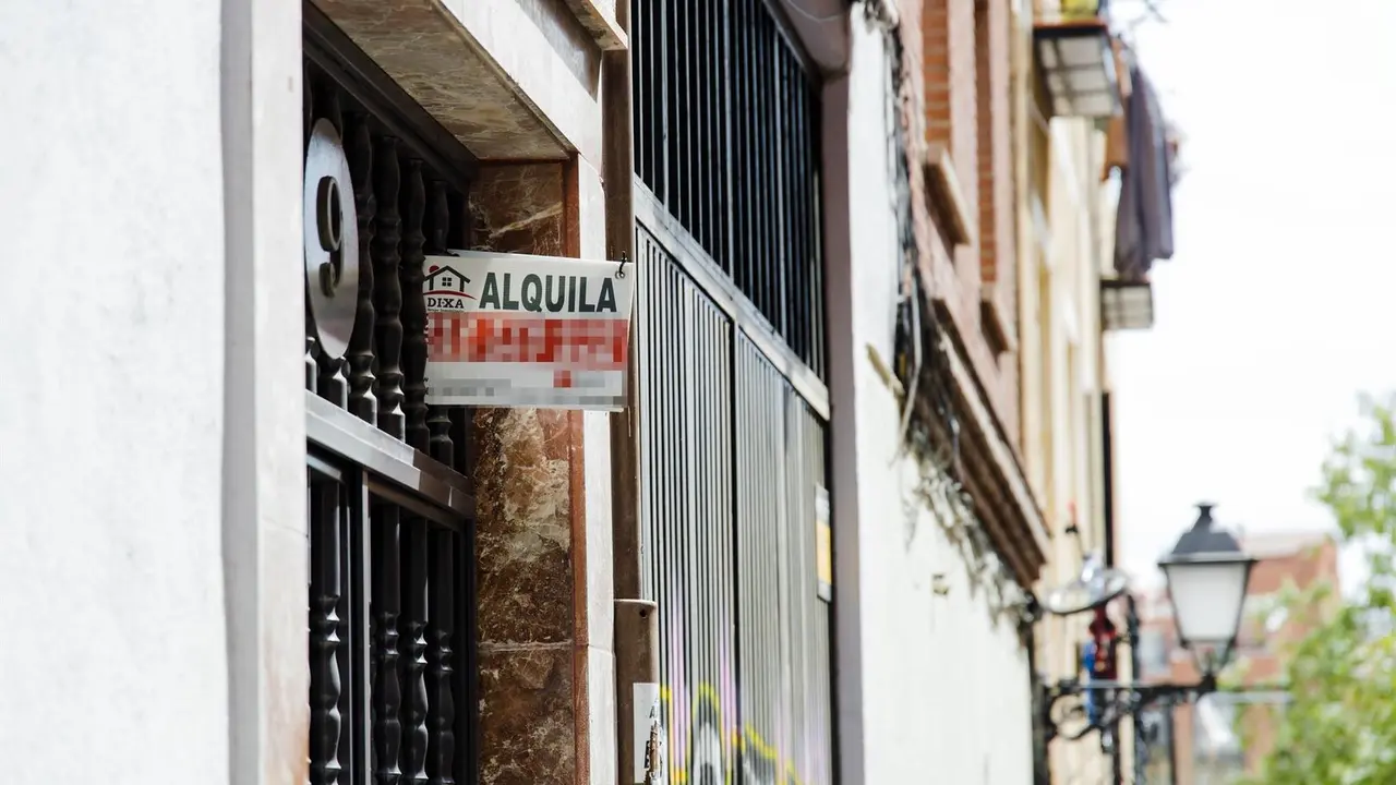 Un cartel para alquilar una vivienda en un portal del distrito de Embajadores (Madrid). / EP