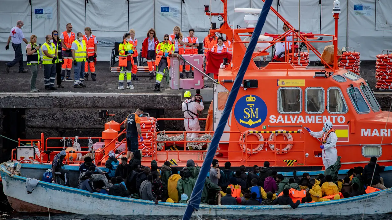 Un cayuco a su llegada al puerto de La Restinga, a 7 de diciembre de 2024, en El Hierro, Canarias./ EP