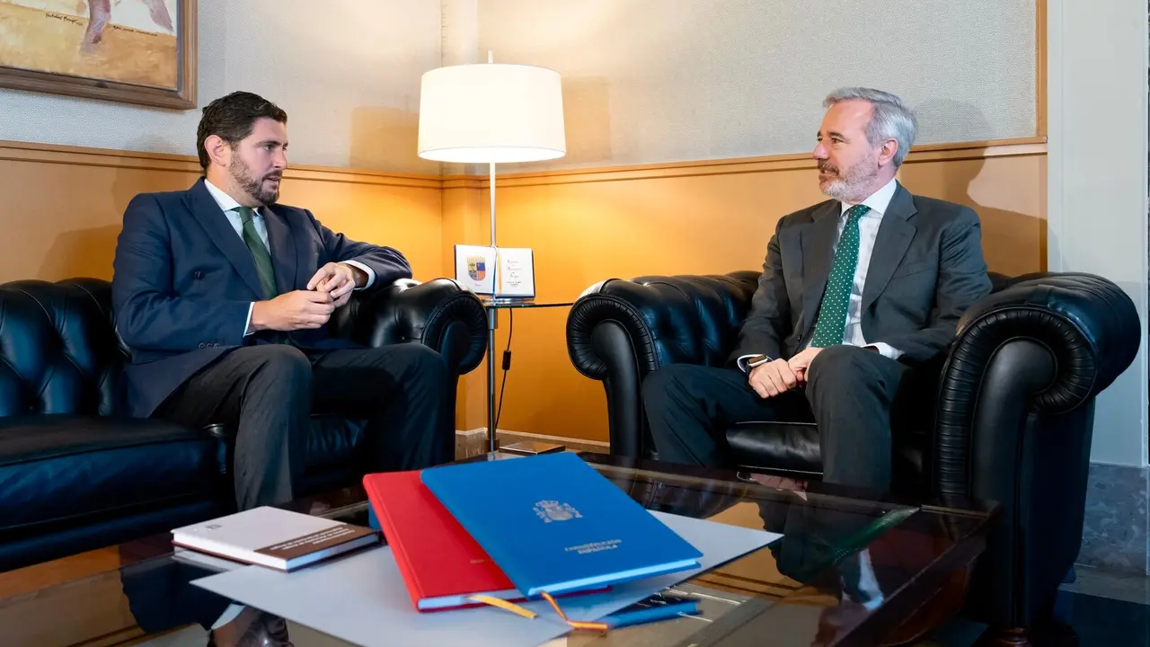 El portavoz de Vox en las Cortes, Alejandro Nolasco, y el presidente de Arag&oacute;n, Jorge Azc&oacute;n./ FS