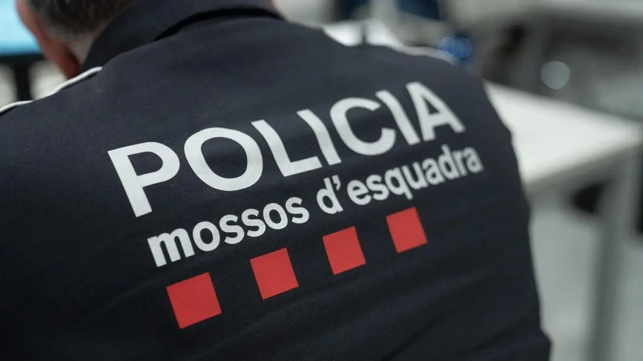 Archivo - Un agente de los Mossos d'Esquadra,- David Zorrakino - Europa Press - Archivo