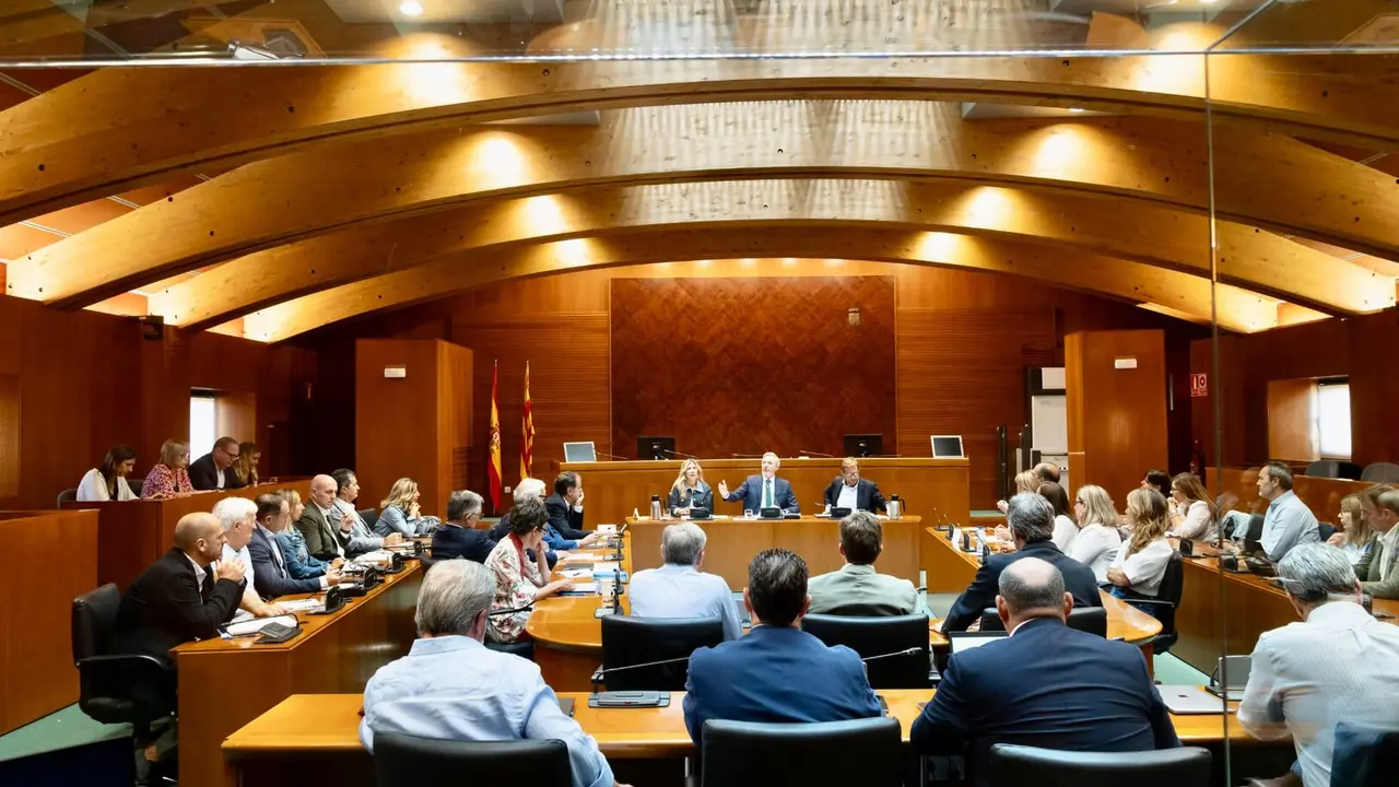 Reuni&oacute;n del PP, presidida por Jorge Azc&oacute;n, en la Aljafer&iacute;a./ Fabi&aacute;n Sim&oacute;n