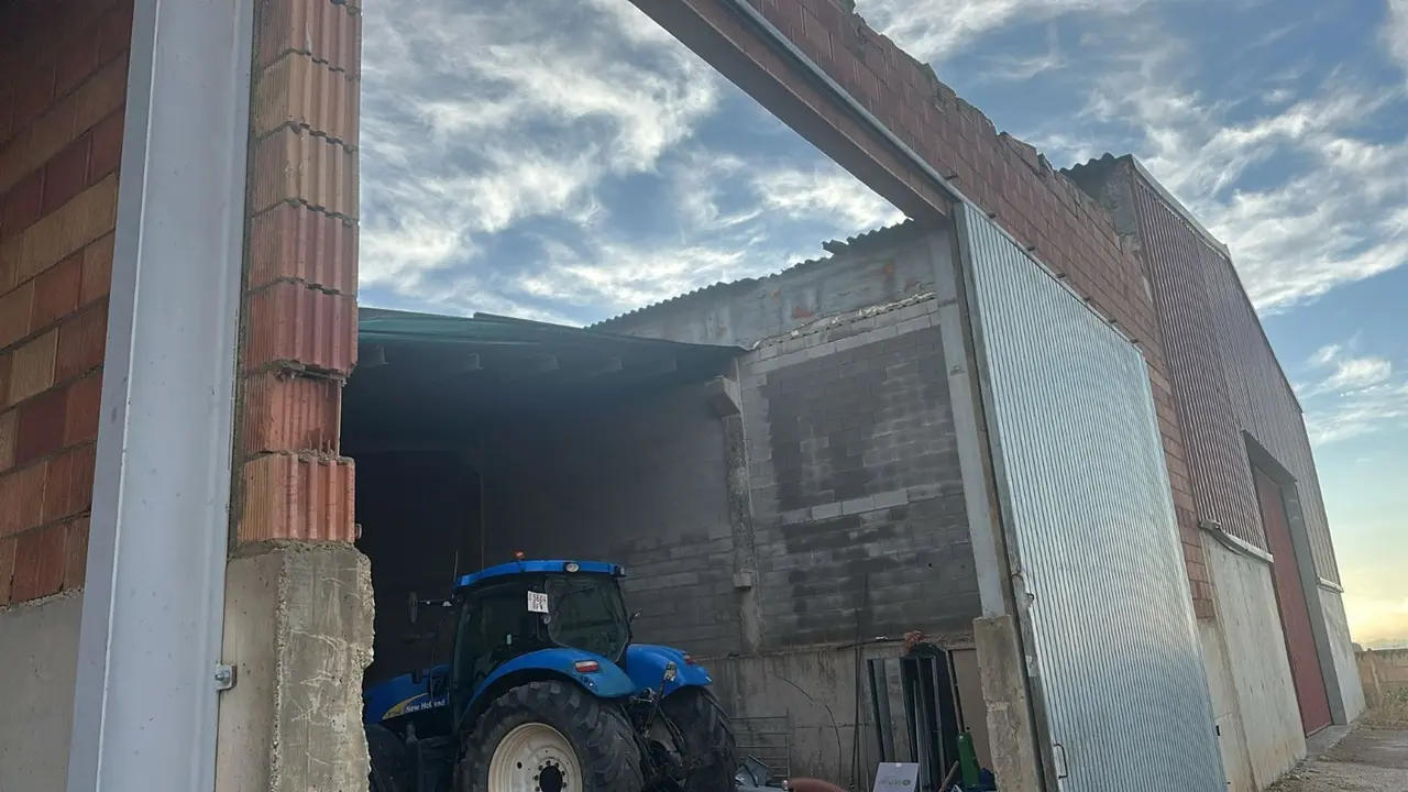 Nave afectada por la tormenta de viento y granizo. / ASAJA ARAG&Oacute;N