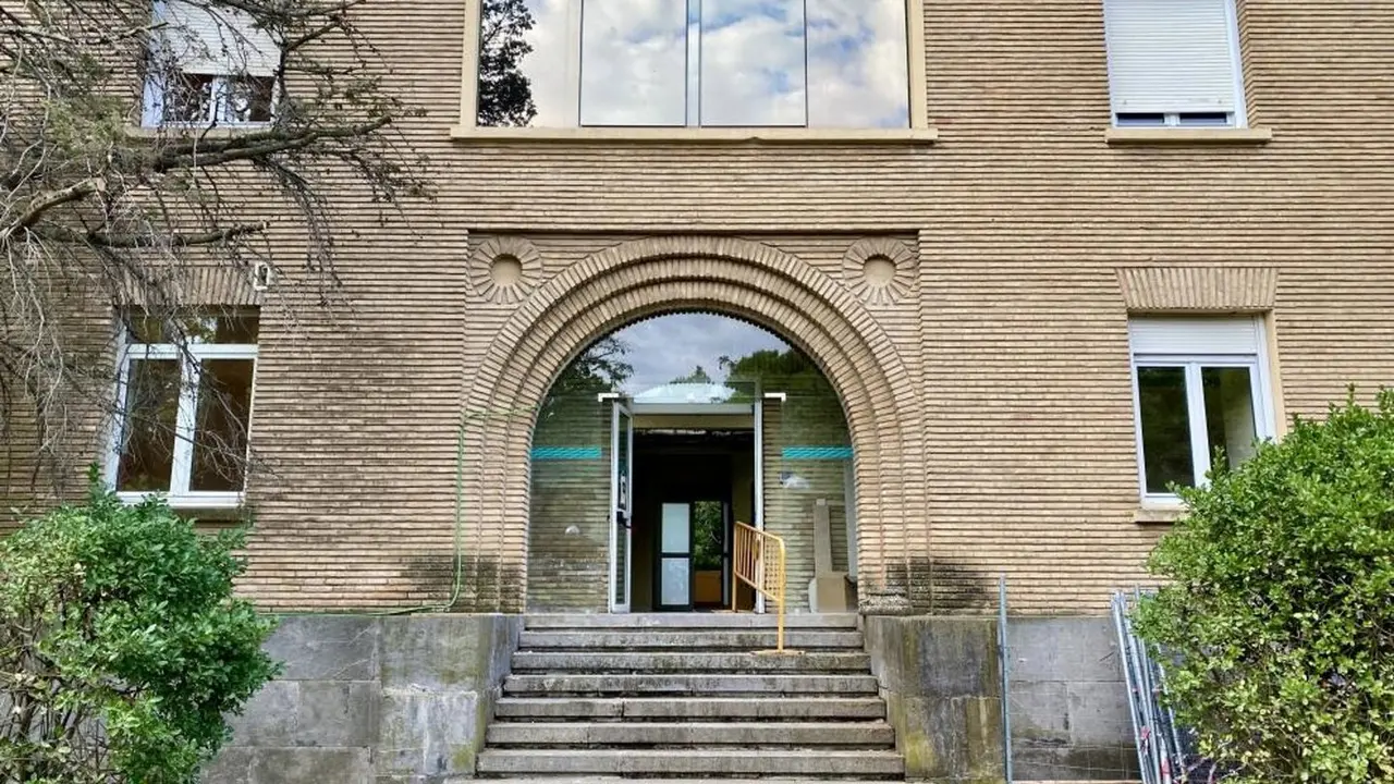 Entrada al hospital de d&iacute;a oncohematol&oacute;gico del Hospital Royo Villanova de Zaragoza donde se va a construir una nueva rampa de acceso. / GOBIERNO DE ARAG&Oacute;N