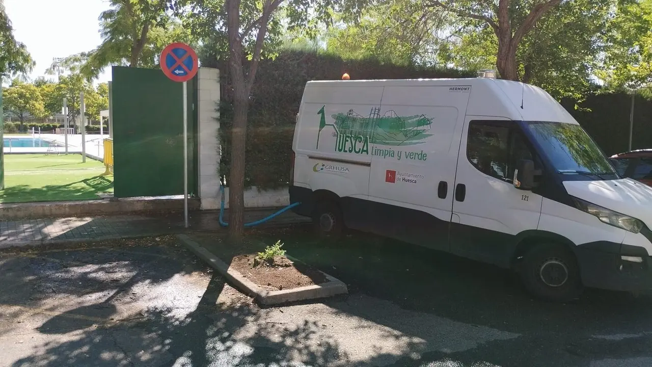 El Ayuntamiento de Huesca reutiliza el agua de las piscinas de verano para la limpieza viaria. / EP