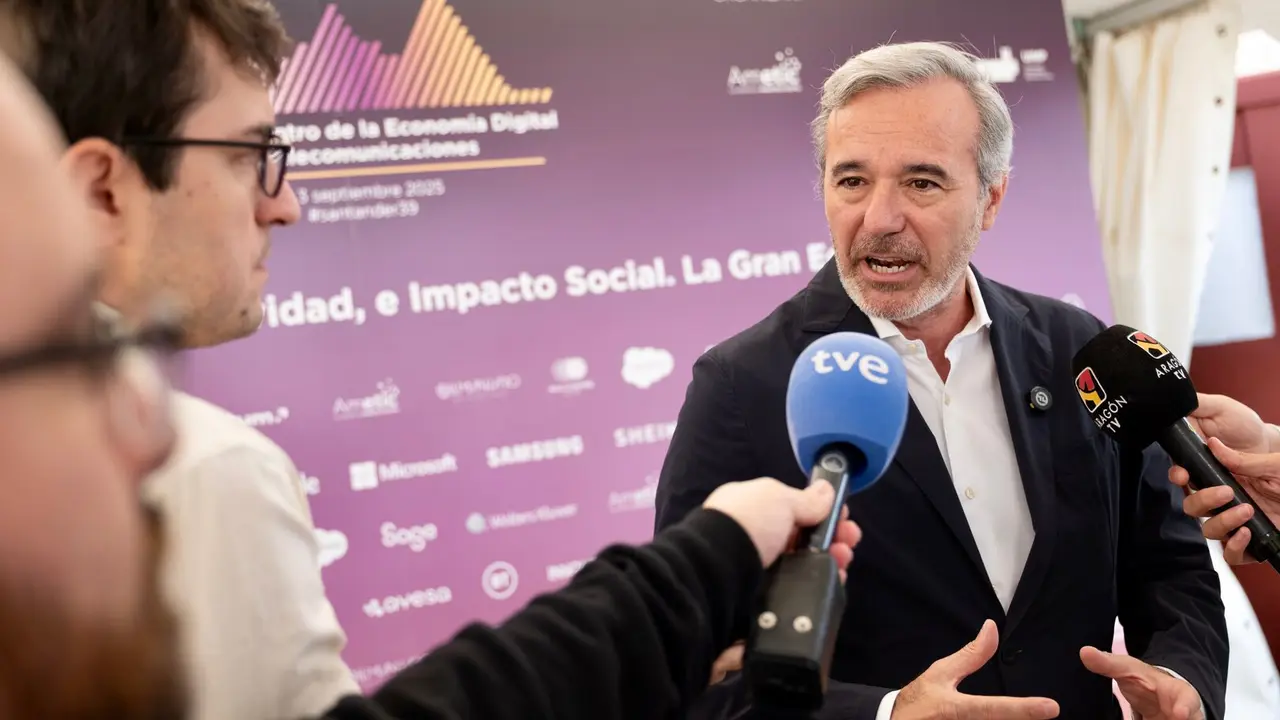 El presidente de Arag&oacute;n, Jorge Azc&oacute;n, en un acto en Santander./ Fabi&aacute;n Sim&oacute;n