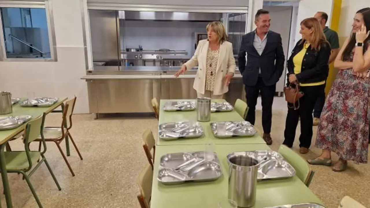 La consejera de Educaci&oacute;n, Cultura y Deporte del Gobierno de Arag&oacute;n, Tomasa Hern&aacute;ndez, visita el Colegio de Educaci&oacute;n Infantil y Primaria Hispanidad, en Zaragoza. / GOBIERNO DE ARAG&Oacute;N