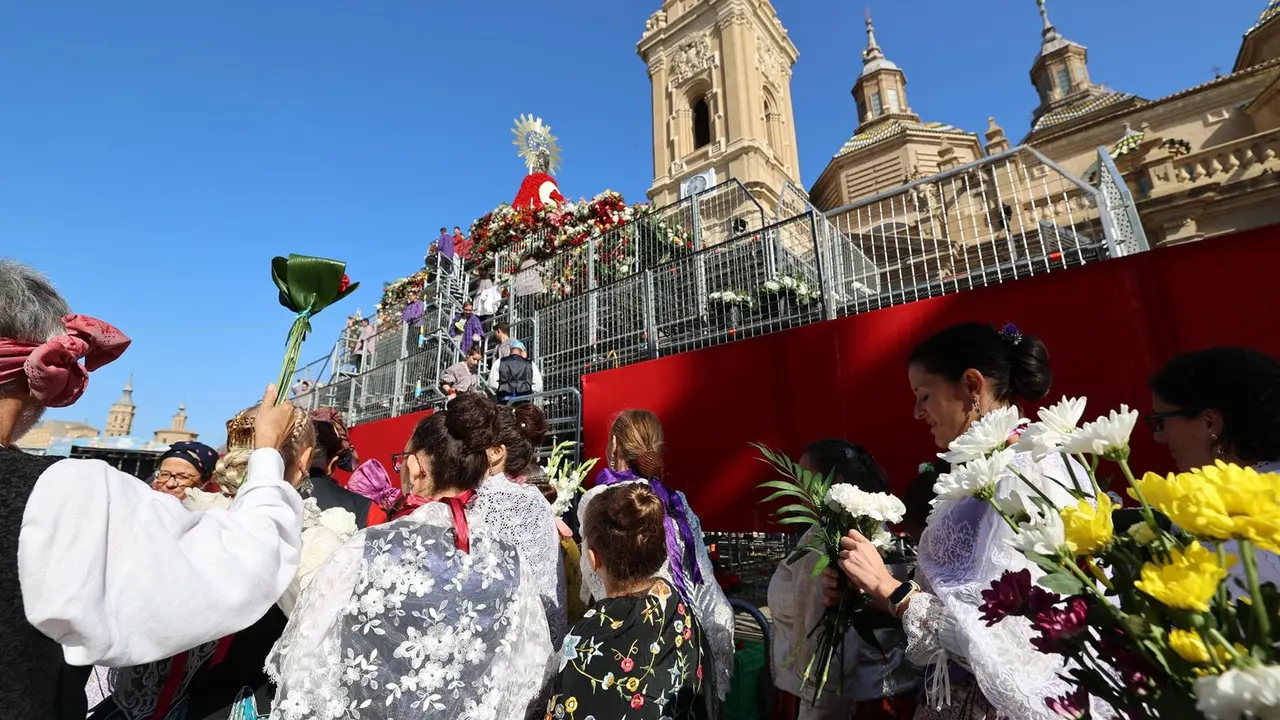Varias personas durante la tradicional ofrenda de flores a la Virgen del Pilar en el d&iacute;a de su festividad, a 12 de octubre. / EP