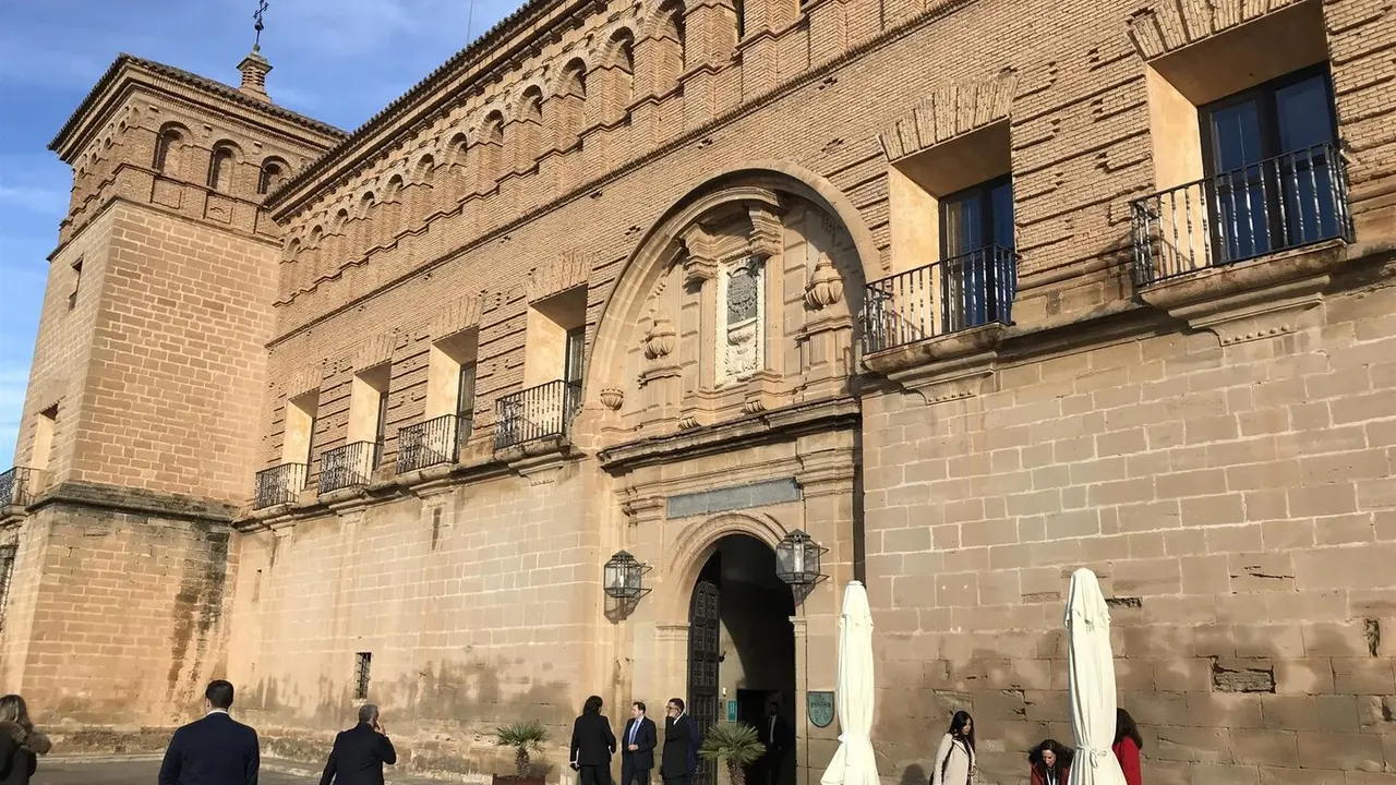 Parador de Alca&ntilde;iz (Teruel) con gente en la entrada. / EP