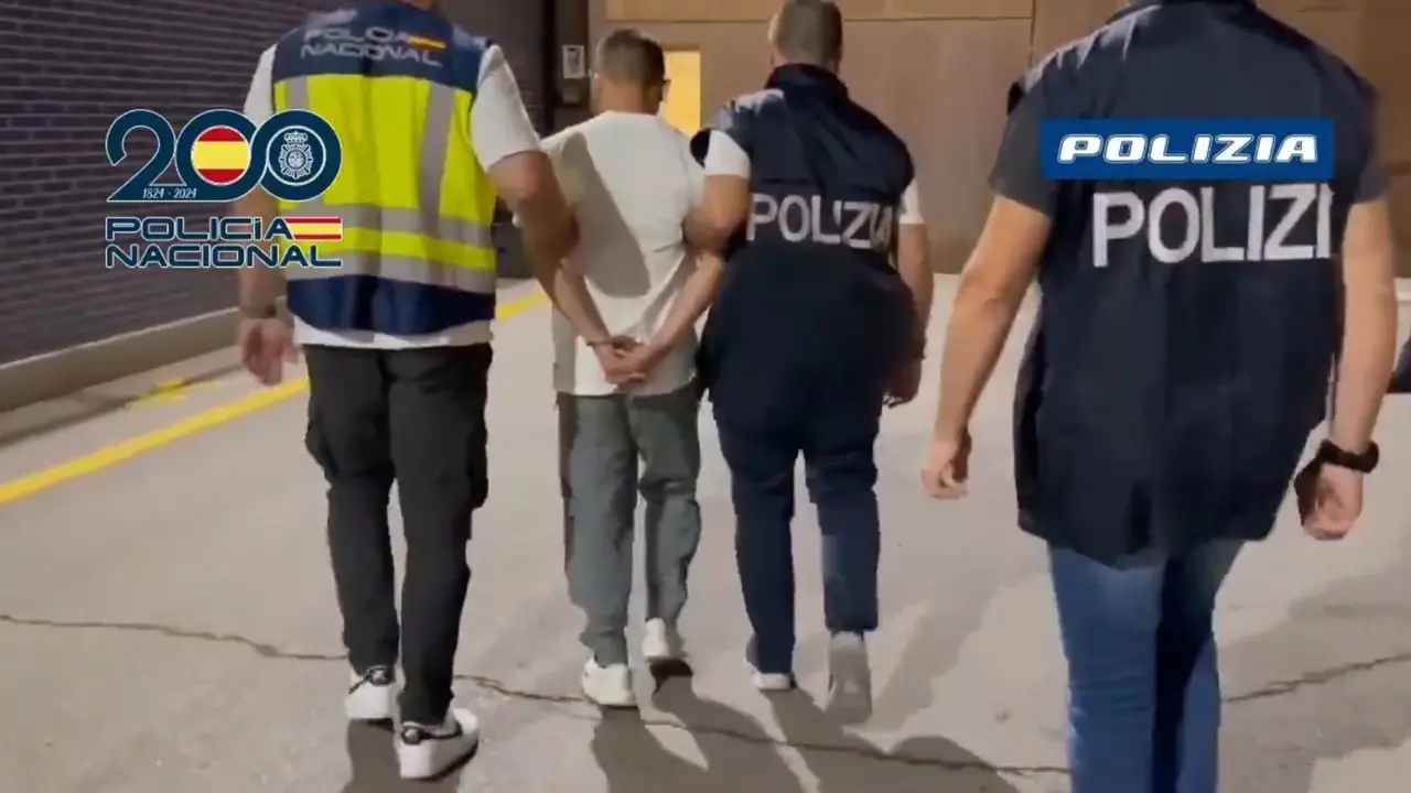 Agentes de la Polic&iacute;a Nacional y de la Polizia Italiana llevan detenido en Barcelona un fugitivo italiano con una condena de 28 a&ntilde;os de prisi&oacute;n. / POLIC&Iacute;A NACIONAL