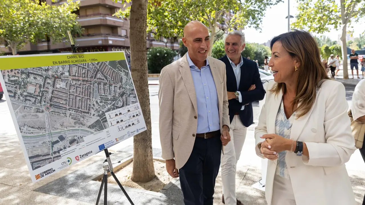 La alcaldesa, Natalia Chueca, en la puesta en servicio del carril bici de la Almozara. /AZ