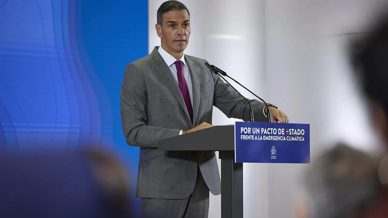 El presidente del Gobierno, Pedro S&aacute;nchez, clausura el acto 'Por un pacto de Estado frente a la emergencia clim&aacute;tica', en el Ministerio para la Transici&oacute;n Ecol&oacute;gica y Reto Demogr&aacute;fico, a 1 de septiembre de 2025, en Madrid (Espa&ntilde;a). / EP