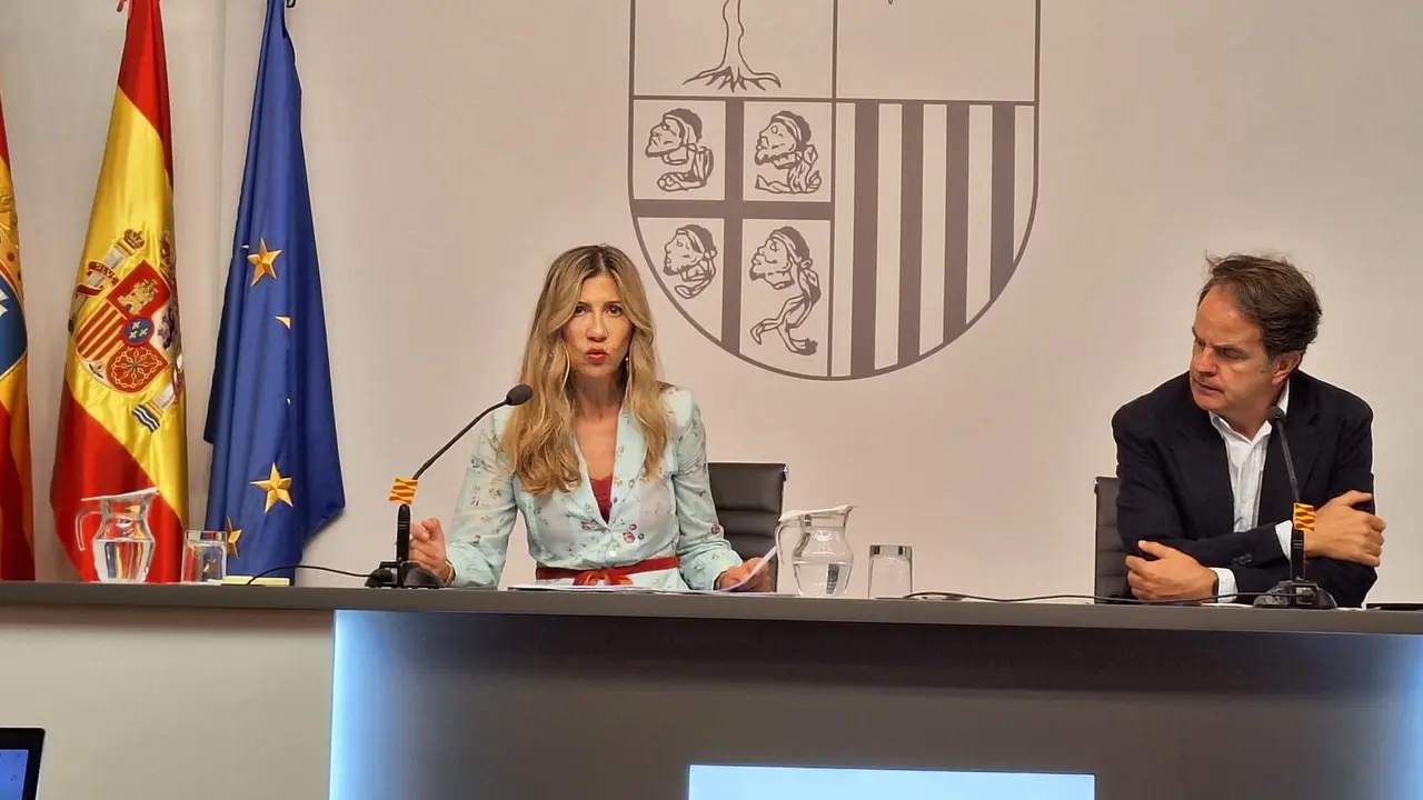 La vicepresidenta del Gobierno aragon&eacute;s, Mar Vaquero, junto con el consejero de Hacienda e Interior, Roberto Berm&uacute;dez de Castro en el Pignatelli./ G.C