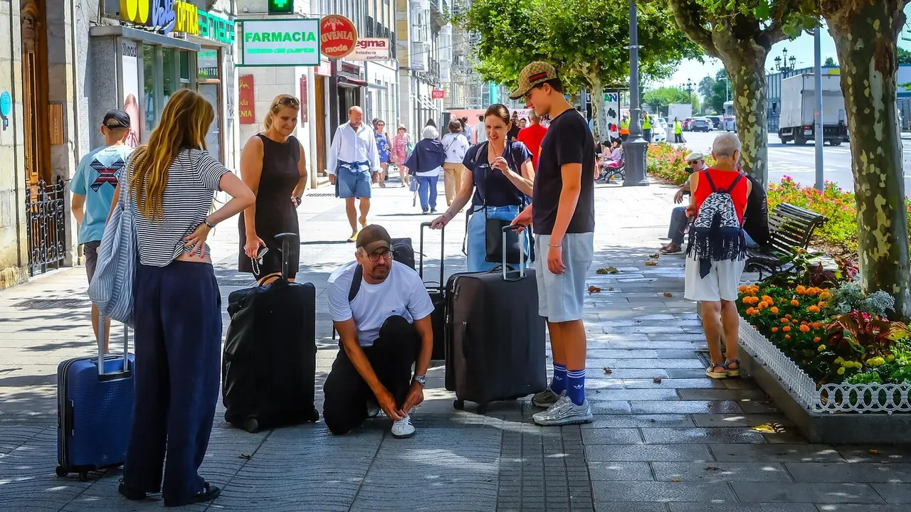 Turistas con maletas en el Paseo Pereda de Santander, a 10 de agosto de 2025, en Santander, Cantabria (Espa&ntilde;a). / EP