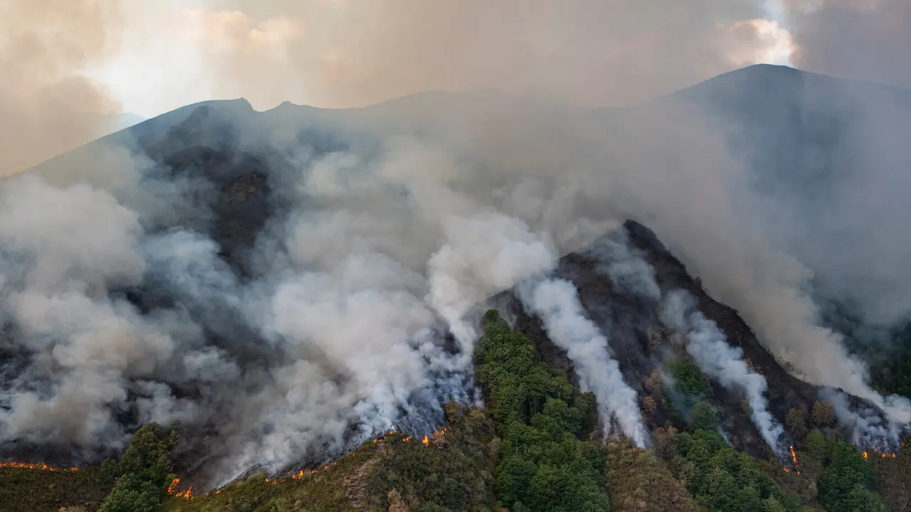 El fuego del incendio avanza por la monta&ntilde;a en la localidad de Villarub&iacute;n, a 19 de agosto de 2025./ EP