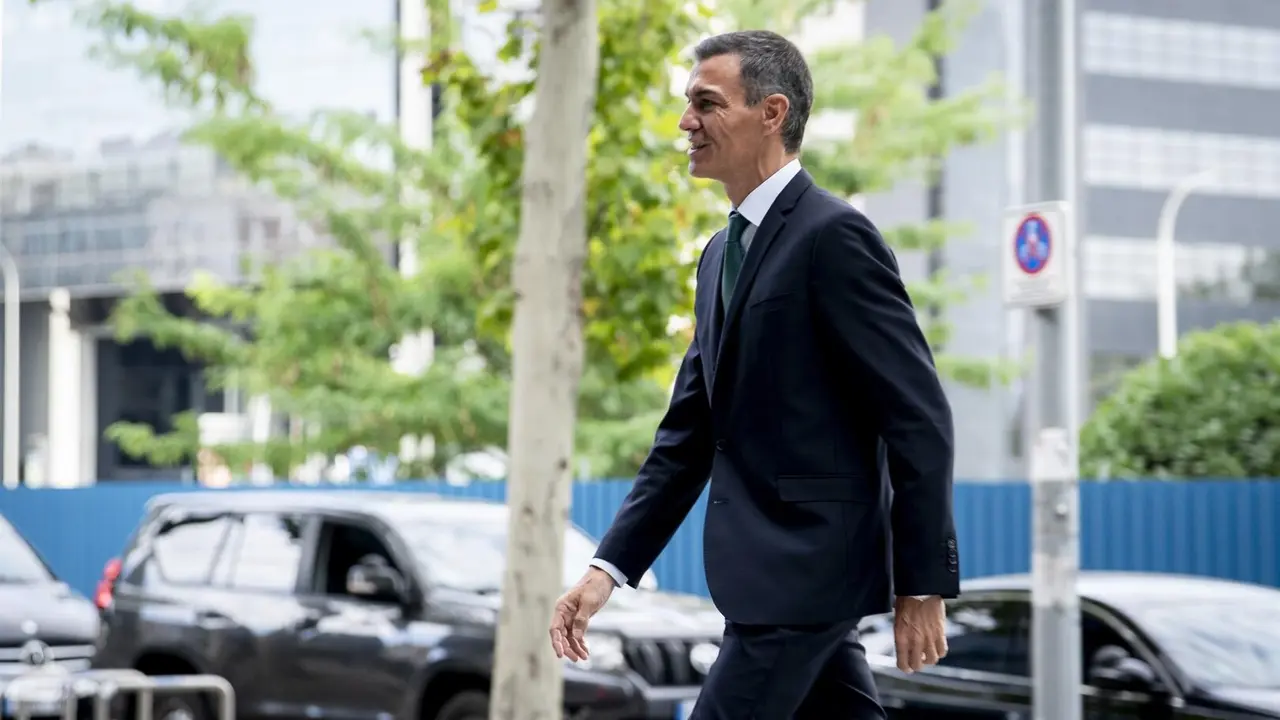 El presidente del Gobierno, Pedro S&aacute;nchez, llega al acto 'Espa&ntilde;a, vanguardia de la industria verde' en la sede del ICEX, a 8 de septiembre de 2025, en Madrid (Espa&ntilde;a). / EP