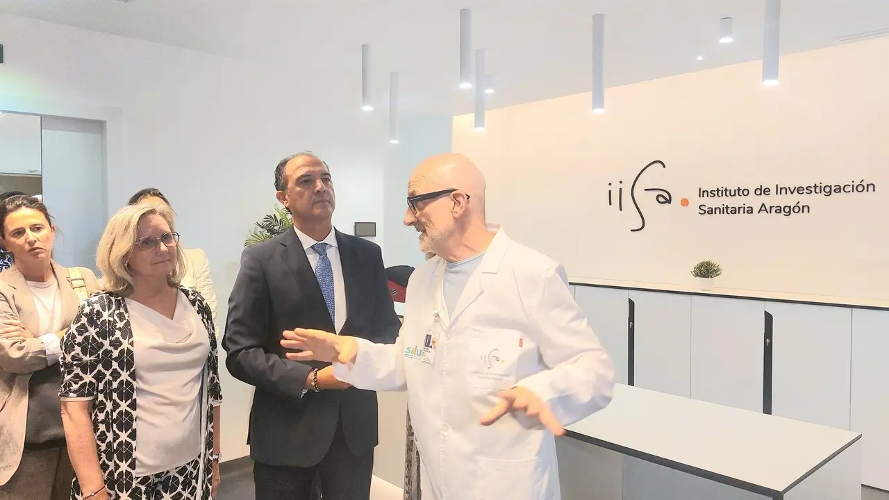 El consejero de Sanidad, Jos&eacute; Luis Bancalero, visita las instalaciones de la Unidad de Investigaci&oacute;n Traslacional, ubicada en el Hospital Universitario Miguel Servet de Zaragoza. / EP