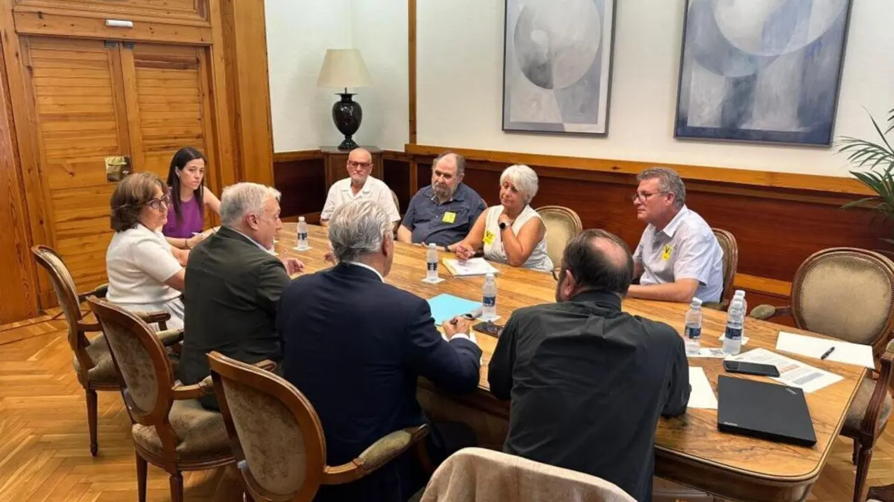 Reuni&oacute;n del consejero Octavio L&oacute;pez y parte de su equipo con representantes vecinales del Rabal y el concejal delegado de Vivienda del Ayuntamiento de Zaragoza. Jos&eacute; Miguel Rodrigo ./ DGA